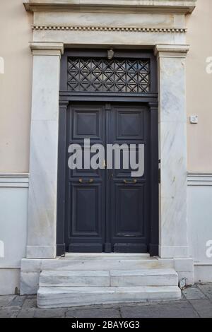 Porta tradizionale a plaka Atene grecia Foto Stock