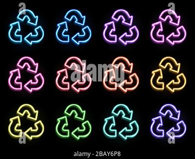 Set di simboli di riciclo triangolari al neon colorati isolati su sfondo nero. Il logo universale per il riciclaggio. Riutilizzare il cartello ecologico cartaceo. Icona a freccia incandescente. Ecolo Illustrazione Vettoriale