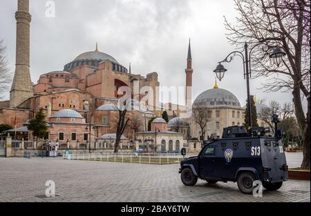 Istanbul / Turchia - 25 marzo 2020: Istanbul, che è rimasta vuota a seguito di misure adottate nell'ambito della malattia pandemica del coronavirus Foto Stock