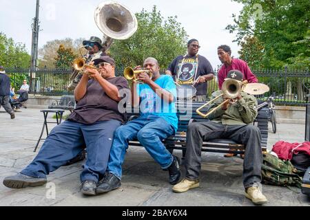 Banda di ottoni di strada che canta, musicisti che suonano jazz musica dal vivo per persone a Jackson Square, New Orleans, quartiere francese, New Orleans, Louisiana, Stati Uniti. Foto Stock