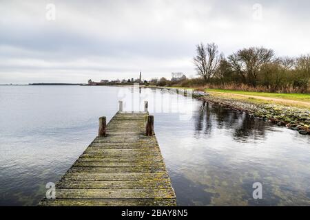 Foto ad alto angolo di un molo di legno al Veerse Meer Veere, Zelanda, Paesi Bassi Foto Stock
