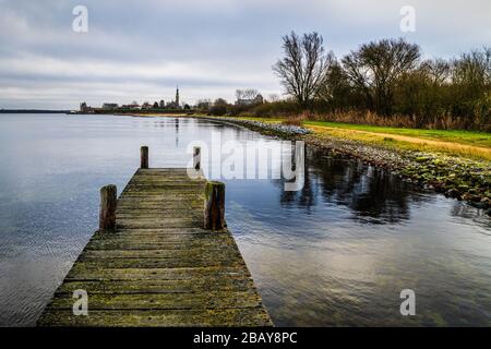 Foto ad alto angolo di un molo di legno al Veerse Meer Veere, Zelanda, Paesi Bassi Foto Stock