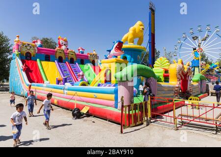 Piccolo parco divertimenti nel parco Samani, Bukhara, Buchara, Uzbekistan, Asia centrale, Asia Foto Stock