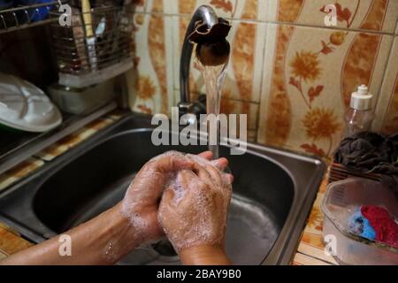 Jakarta, Indonesia. 25th Mar, 2020. Una donna lavò le mani usando il sapone regolarmente come misura preventiva contro la diffusione del nuovo COVID-19 coronavirus. Fino a quando è sotto gli ordini di rimanere a casa. (Foto di Muhammad Rifqi Riyanto/INA Photo Agency/Sipa USA) Credit: Sipa USA/Alamy Live News Foto Stock