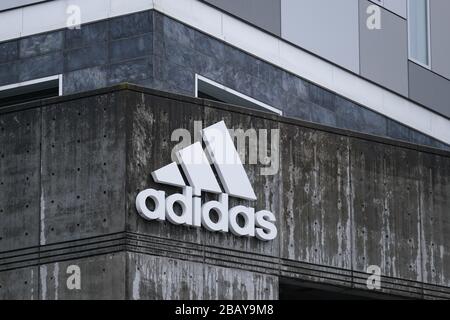 Portland, Stati Uniti. 14th Mar, 2020. Il 14 marzo 2020, nella sede centrale dell'Adidas North American di Portland, Ore., è raffigurato un logo. La società tedesca di scarpe chiuse tutti i negozi in Nord America e in Europa in risposta allo scoppio del romanzo coronavirus. (Foto di Alex Milan Tracy/Sipa USA) Credit: Sipa USA/Alamy Live News Foto Stock