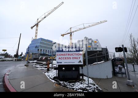 Portland, Stati Uniti. 14th Mar, 2020. I lavori di costruzione proseguono nell'espansione della sede dell'Adidas North American a Portland, Ore., il 14 marzo 2020. La società tedesca di scarpe chiuse tutti i negozi in Nord America e in Europa in risposta allo scoppio del romanzo coronavirus. (Foto di Alex Milan Tracy/Sipa USA) Credit: Sipa USA/Alamy Live News Foto Stock