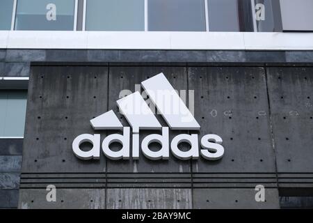 Portland, Stati Uniti. 14th Mar, 2020. Il 14 marzo 2020, nella sede centrale dell'Adidas North American di Portland, Ore., è raffigurato un logo. La società tedesca di scarpe chiuse tutti i negozi in Nord America e in Europa in risposta allo scoppio del romanzo coronavirus. (Foto di Alex Milan Tracy/Sipa USA) Credit: Sipa USA/Alamy Live News Foto Stock