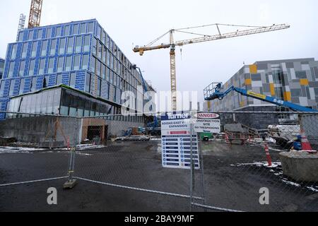 Portland, Stati Uniti. 14th Mar, 2020. I lavori di costruzione proseguono nell'espansione della sede dell'Adidas North American a Portland, Ore., il 14 marzo 2020. La società tedesca di scarpe chiuse tutti i negozi in Nord America e in Europa in risposta allo scoppio del romanzo coronavirus. (Foto di Alex Milan Tracy/Sipa USA) Credit: Sipa USA/Alamy Live News Foto Stock