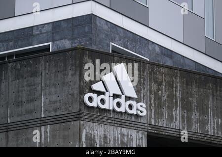 Portland, Stati Uniti. 14th Mar, 2020. Il 14 marzo 2020, nella sede centrale dell'Adidas North American di Portland, Ore., è raffigurato un logo. La società tedesca di scarpe chiuse tutti i negozi in Nord America e in Europa in risposta allo scoppio del romanzo coronavirus. (Foto di Alex Milan Tracy/Sipa USA) Credit: Sipa USA/Alamy Live News Foto Stock