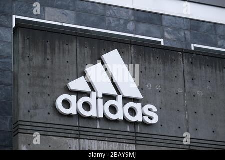 Portland, Stati Uniti. 14th Mar, 2020. Il 14 marzo 2020, nella sede centrale dell'Adidas North American di Portland, Ore., è raffigurato un logo. La società tedesca di scarpe chiuse tutti i negozi in Nord America e in Europa in risposta allo scoppio del romanzo coronavirus. (Foto di Alex Milan Tracy/Sipa USA) Credit: Sipa USA/Alamy Live News Foto Stock