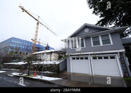 Portland, Stati Uniti. 14th Mar, 2020. I lavori di costruzione proseguono nell'espansione della sede dell'Adidas North American a Portland, Ore., il 14 marzo 2020. La società tedesca di scarpe chiuse tutti i negozi in Nord America e in Europa in risposta allo scoppio del romanzo coronavirus. (Foto di Alex Milan Tracy/Sipa USA) Credit: Sipa USA/Alamy Live News Foto Stock