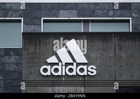 Portland, Stati Uniti. 14th Mar, 2020. Il 14 marzo 2020, nella sede centrale dell'Adidas North American di Portland, Ore., è raffigurato un logo. La società tedesca di scarpe chiuse tutti i negozi in Nord America e in Europa in risposta allo scoppio del romanzo coronavirus. (Foto di Alex Milan Tracy/Sipa USA) Credit: Sipa USA/Alamy Live News Foto Stock
