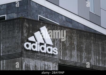 Portland, Stati Uniti. 14th Mar, 2020. Il 14 marzo 2020, nella sede centrale dell'Adidas North American di Portland, Ore., è raffigurato un logo. La società tedesca di scarpe chiuse tutti i negozi in Nord America e in Europa in risposta allo scoppio del romanzo coronavirus. (Foto di Alex Milan Tracy/Sipa USA) Credit: Sipa USA/Alamy Live News Foto Stock