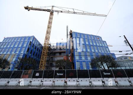 Portland, Stati Uniti. 14th Mar, 2020. I lavori di costruzione proseguono nell'espansione della sede dell'Adidas North American a Portland, Ore., il 14 marzo 2020. La società tedesca di scarpe chiuse tutti i negozi in Nord America e in Europa in risposta allo scoppio del romanzo coronavirus. (Foto di Alex Milan Tracy/Sipa USA) Credit: Sipa USA/Alamy Live News Foto Stock