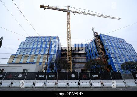 Portland, Stati Uniti. 14th Mar, 2020. I lavori di costruzione proseguono nell'espansione della sede dell'Adidas North American a Portland, Ore., il 14 marzo 2020. La società tedesca di scarpe chiuse tutti i negozi in Nord America e in Europa in risposta allo scoppio del romanzo coronavirus. (Foto di Alex Milan Tracy/Sipa USA) Credit: Sipa USA/Alamy Live News Foto Stock