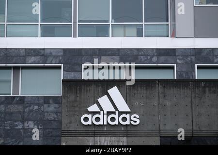 Portland, Stati Uniti. 14th Mar, 2020. Il 14 marzo 2020, nella sede centrale dell'Adidas North American di Portland, Ore., è raffigurato un logo. La società tedesca di scarpe chiuse tutti i negozi in Nord America e in Europa in risposta allo scoppio del romanzo coronavirus. (Foto di Alex Milan Tracy/Sipa USA) Credit: Sipa USA/Alamy Live News Foto Stock