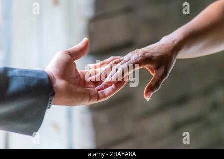 Primo piano delle mani di un afroamericano sposa e sposo caucasico Foto Stock