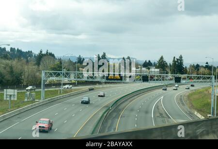 Portland, OR / USA - 29 marzo 2020: Segnale elettronico sulla superstrada i84 che informa le persone di rimanere a casa e salvare vite umane riducendo il rischio di essere infettati Foto Stock