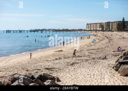 Surf vita risparmiatori fare un annuncio pubblico per quanto riguarda il distanziamento sociale di 1,5 m su Somerton Beach durante la Corona Virus Pandemic in Australia. Foto Stock