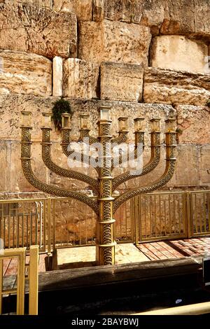 Il Gigante Menorah al Muro Occidentale Foto Stock