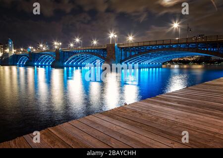 Long Fellow Bridge di notte a Boston Foto Stock