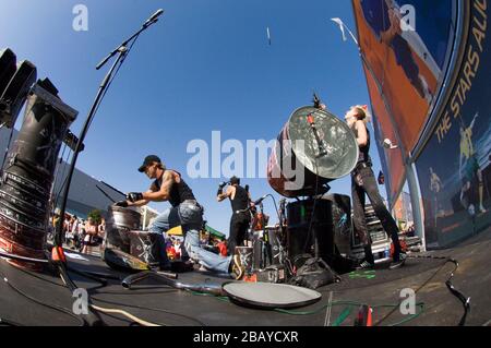 Adam Alt, Frank Zummo, Bobby Alt di Street Drum Corps si esibisce al Galaxy game di Los Angeles Foto Stock