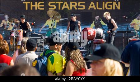 Frank Zummo, Adam Alt, Bobby Alt di Street Drum Corps si esibisce al Galaxy game di Los Angeles Foto Stock