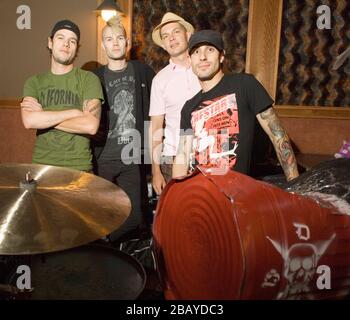 (L-R) Adam Alt, Bobby Alt, Adrian Young e Frank Zummo di Street Drum Corps a Lethal dose Recordings a Los Angeles lavorando sul loro CD 2nd 'We are Machines' Foto Stock