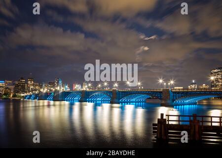 Long Fellow Bridge di notte a Boston Foto Stock