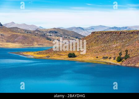 I colori blu idilliaci del Lago di Umayo ad alta altitudine vicino a Puno e al Lago Titicaca, le Ande e altiplano, Perù. Foto Stock
