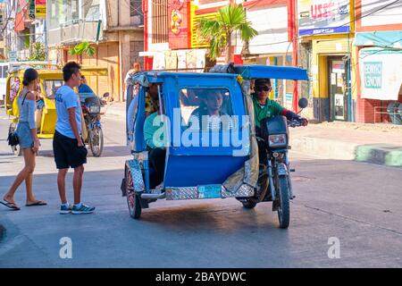 Boracay, Filippine - 22 gennaio 2020: Trasporto pubblico sull'isola di Boracay. Il triciclo trasporta i passeggeri. Foto Stock