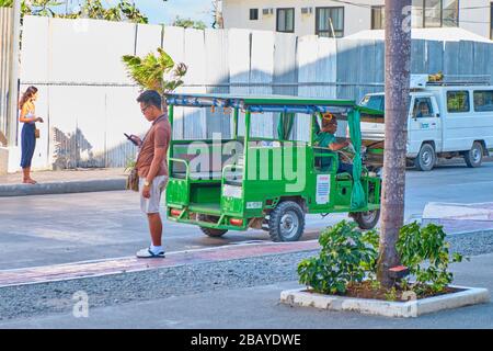 Boracay, Filippine - 22 gennaio 2020: Trasporto pubblico sull'isola di Boracay. Il triciclo trasporta i passeggeri. Foto Stock