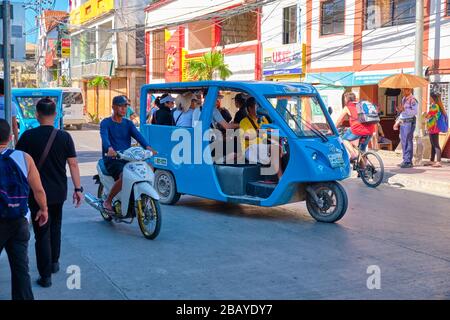 Boracay, Filippine - 22 gennaio 2020: Trasporto pubblico sull'isola di Boracay. Il triciclo trasporta i passeggeri. Foto Stock