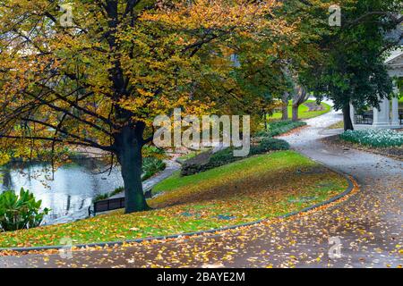 Un sentiero attraversa i Giardini Alexandra in autunno. Foto Stock