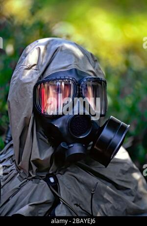 Washington DC, USA, 30 aprile 1997 membro del corpo marino degli Stati Uniti Chemical / Biological Incident Response Force Wear Chemical / Biological Protection suits in risposta ad un attacco simulato di gas sarin su Capitol Hill come erano presentati al pubblico in un esercizio per aumentare il livello di consapevolezza tra i membri di Congresso sul crescente pericolo del terrorismo chimico e biologico. Foto Stock