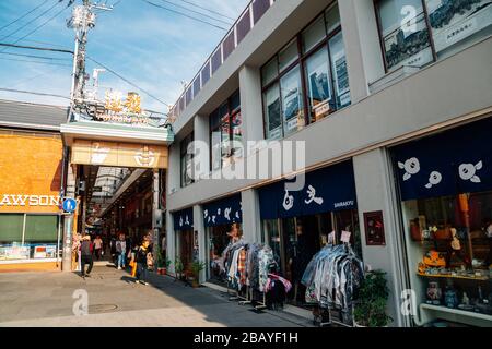 Matsuyama, Giappone - 21 Aprile 2019 : Via dello Shopping Dogo Haikara Dori Foto Stock