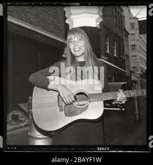 Chitarra Joni Mitchell strimps al di fuori del Revolution Club, Londra, Inghilterra, 17 settembre 1968. In tour per l'uscita del suo album di debutto Song to a Seagull. Immagine da 2,25 X 2,25 pollici negativo. Foto Stock