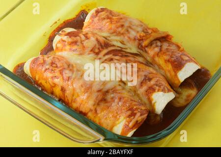 Enchilada di manzo agli avanzi con formaggio fuso in teglia di vetro Foto Stock