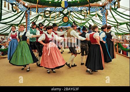 Ballerini di un gruppo di danza popolare bavarese in tradizionale tradizionale tradizionale tradizionale tradizionale tradizionale tradizionale tradizionale tradizionale tradizionale tradizionale Foto Stock