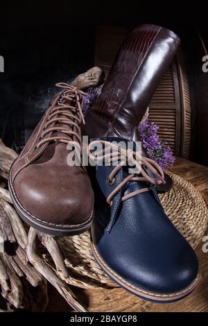 Ancora vita con scarpe e diversi accessori Foto Stock