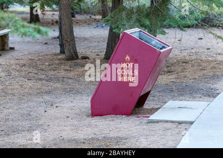 Bidone per lo smaltimento del carbone caldo in un'area ombreggiata di giorno al lago tahoe Foto Stock