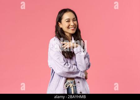 OH, smettilo di farmi arrossire. Ritratto di silly elegante, bella ragazza coreana ridendo e parlando con qualcuno, tenere la mano vicino al petto ridere avere Foto Stock