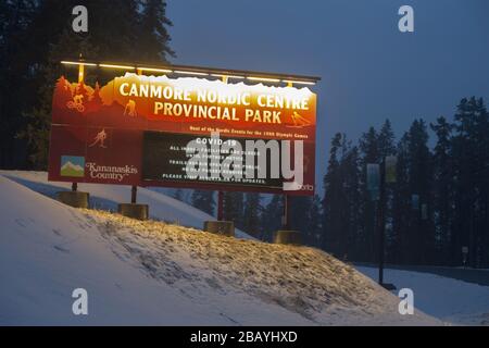 Tabella informativa all'ingresso del Canmore Nordic Centre. Alberta Provincial Parks Vehicle Access Restriction, COVID-19 Virus Pandemic, Canada Foto Stock