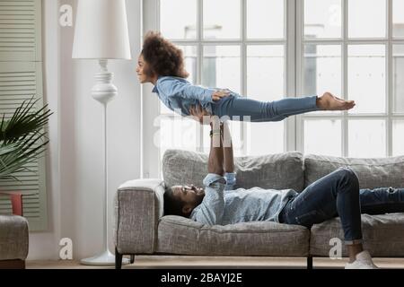 Il padre africano ha alzato la figlia che gioca insieme nel paese Foto Stock