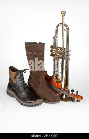 Paio di scarpe e strumenti musicali su uno sfondo studio isolato Foto Stock