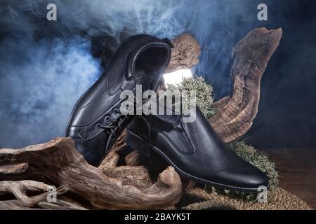 Ancora vita con scarpe e diversi accessori Foto Stock