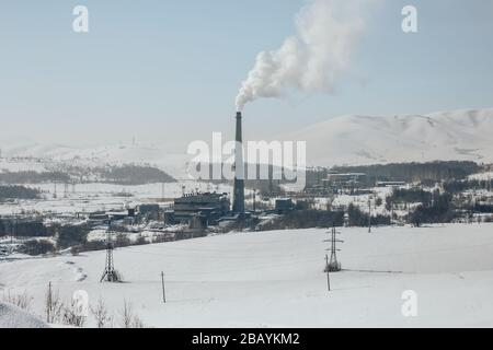 Tubo di fabbrica aria inquinante contro il tramonto, problemi ambientali, fumo da camini Foto Stock