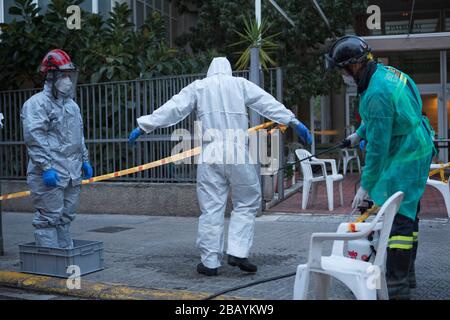 I vigili del fuoco di Barcellona disinfettano una residenza dove ci sono stati morti di coronavirus e alcuni positivi. Foto Stock