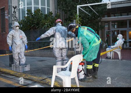 I vigili del fuoco di Barcellona disinfettano una residenza dove ci sono stati morti di coronavirus e alcuni positivi. Foto Stock