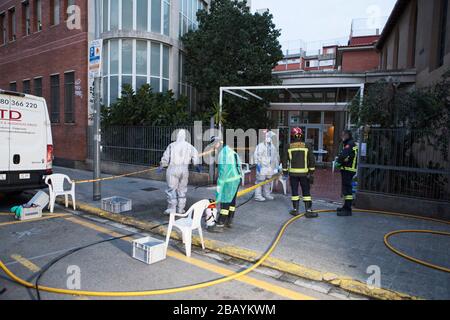 I vigili del fuoco di Barcellona disinfettano una residenza dove ci sono stati morti di coronavirus e alcuni positivi. Foto Stock